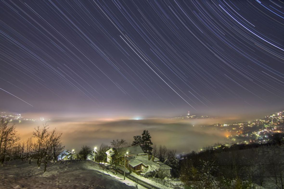 Foto: Alan Ćatović/ Startrails (tragovi zvijezda) i magla iznad Sarajeva